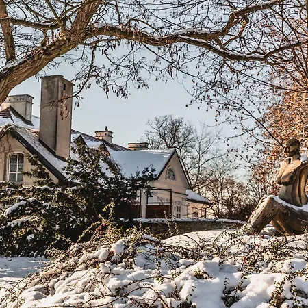 ホテル Dwor W Tomaszowicach モドルニツァ