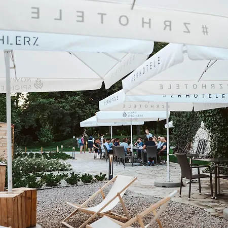 ホテル Dwor W Tomaszowicach モドルニツァ