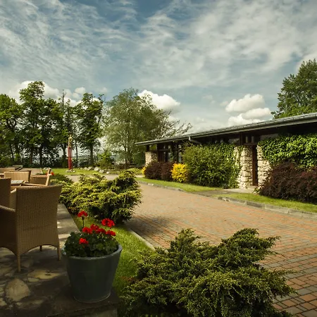 ホテル Dwor W Tomaszowicach モドルニツァ