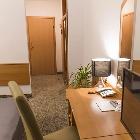 Dwor W Tomaszowicach 酒店 莫德尼卡
