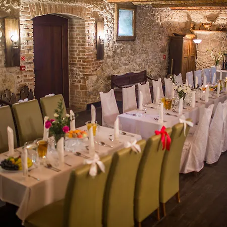 Dwor W Tomaszowicach 3* モドルニツァ