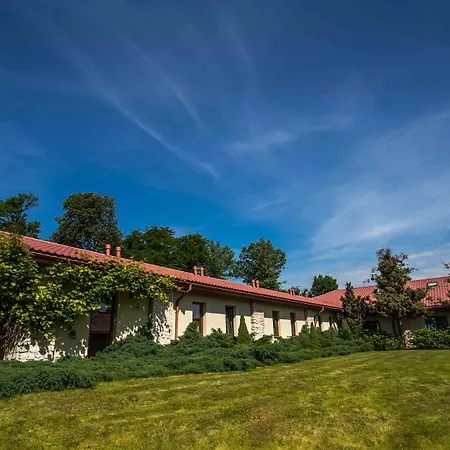 Dwor W Tomaszowicach 3* モドルニツァ